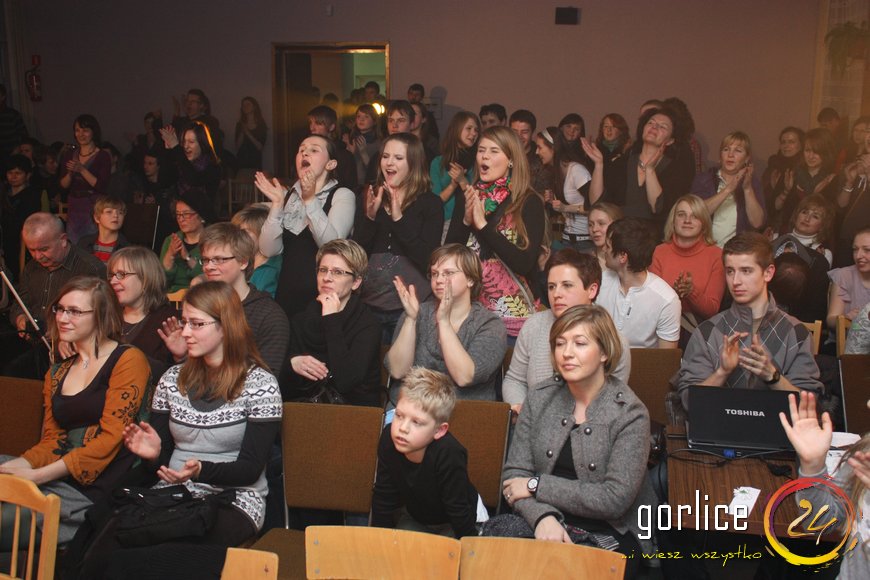 Z piosenką w filmie	