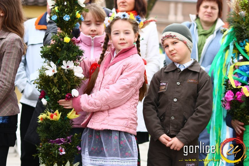 Palmy niosą przykład z Biecza