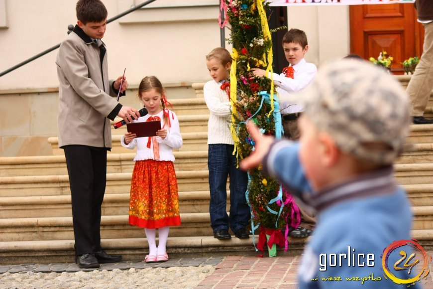 Palmy niosą przykład z Biecza
