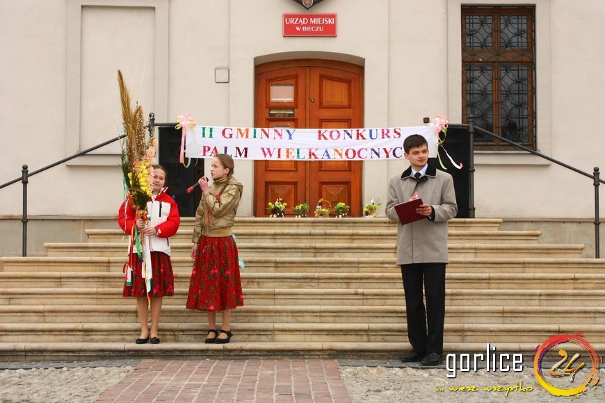 Palmy niosą przykład z Biecza