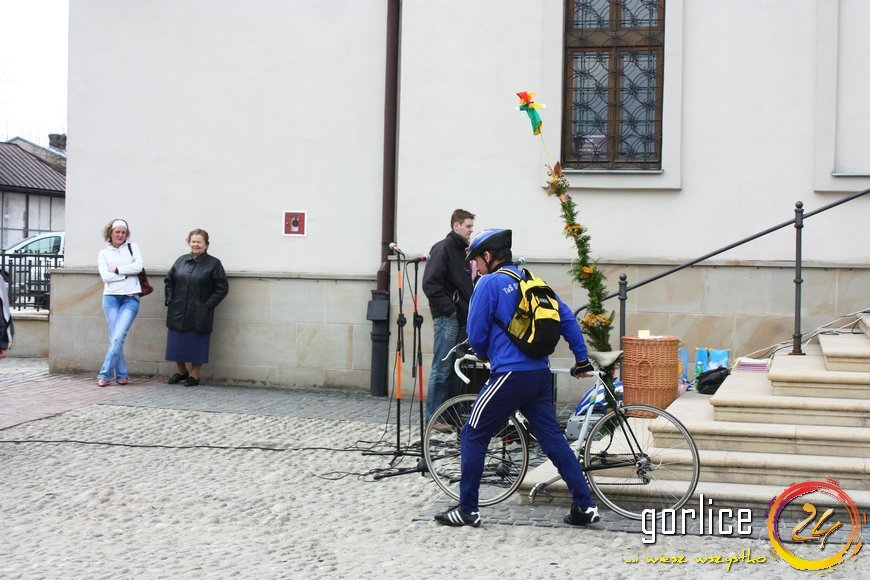 Palmy niosą przykład z Biecza
