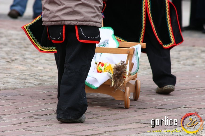 Palmy niosą przykład z Biecza