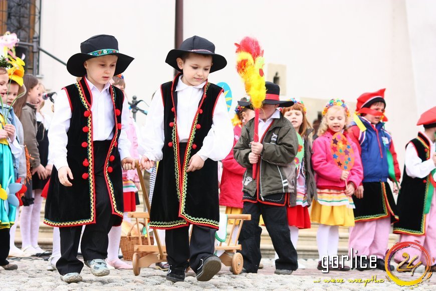 Palmy niosą przykład z Biecza