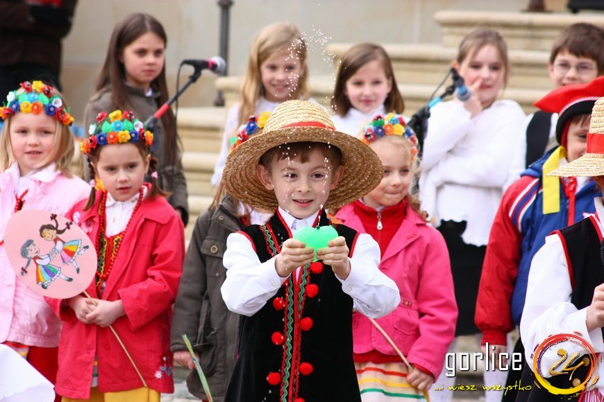 Palmy niosą przykład z Biecza