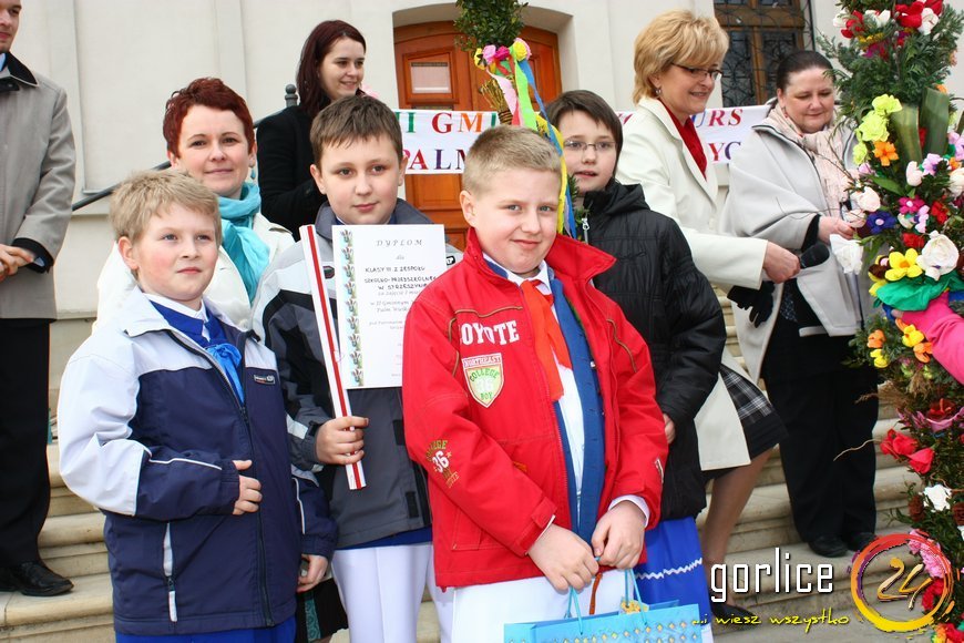 Palmy niosą przykład z Biecza