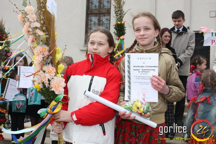 Palmy niosą przykład z Biecza