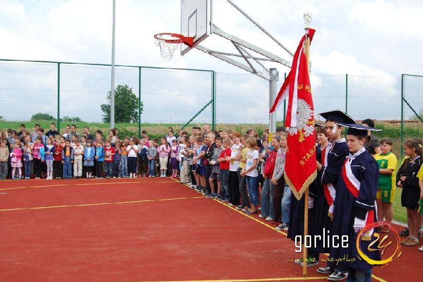 Dzieci i młodzież w Staszkówce cieszą się z Orlika