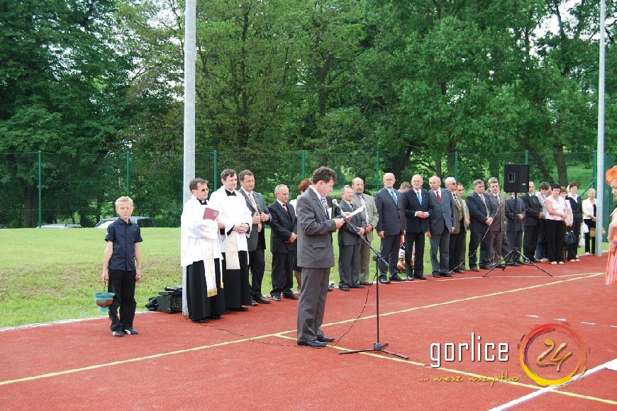 Dzieci i młodzież w Staszkówce cieszą się z Orlika