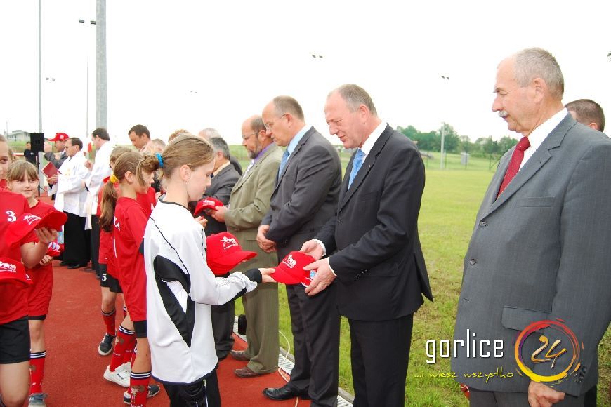 Dzieci i młodzież w Staszkówce cieszą się z Orlika