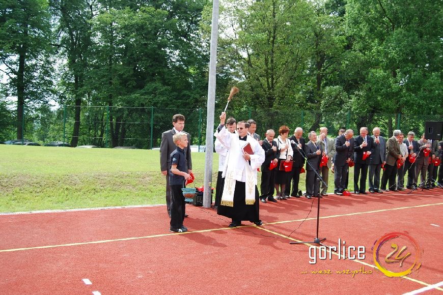 Dzieci i młodzież w Staszkówce cieszą się z Orlika