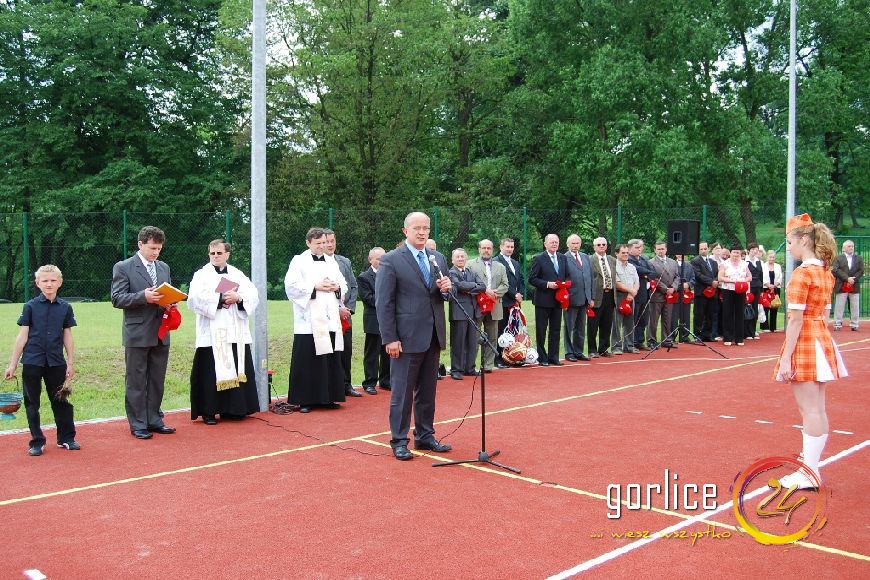 Dzieci i młodzież w Staszkówce cieszą się z Orlika