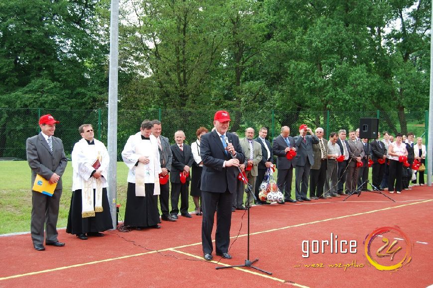 Dzieci i młodzież w Staszkówce cieszą się z Orlika
