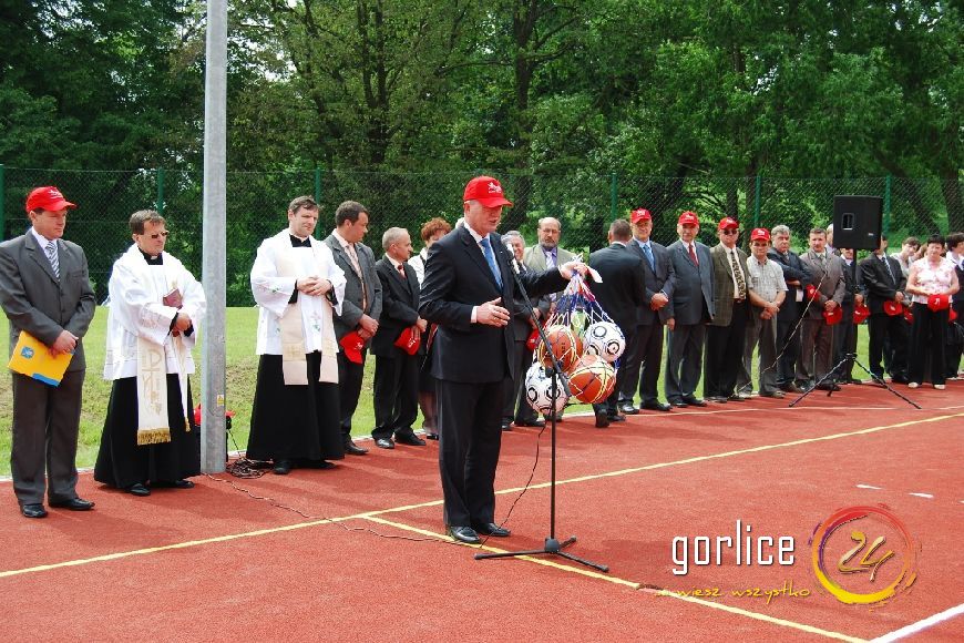 Dzieci i młodzież w Staszkówce cieszą się z Orlika