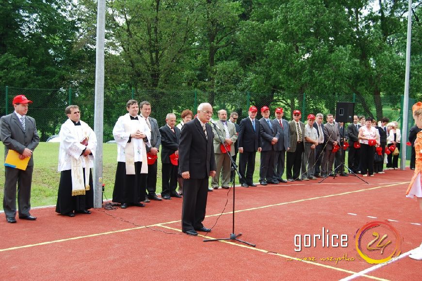 Dzieci i młodzież w Staszkówce cieszą się z Orlika