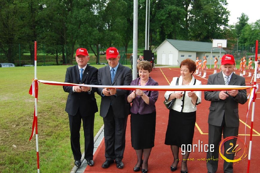 Dzieci i młodzież w Staszkówce cieszą się z Orlika