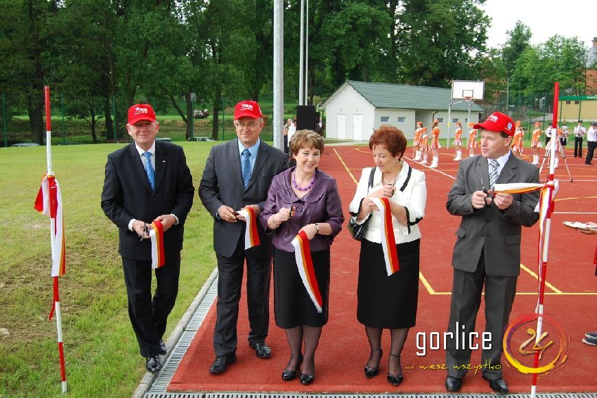 Dzieci i młodzież w Staszkówce cieszą się z Orlika