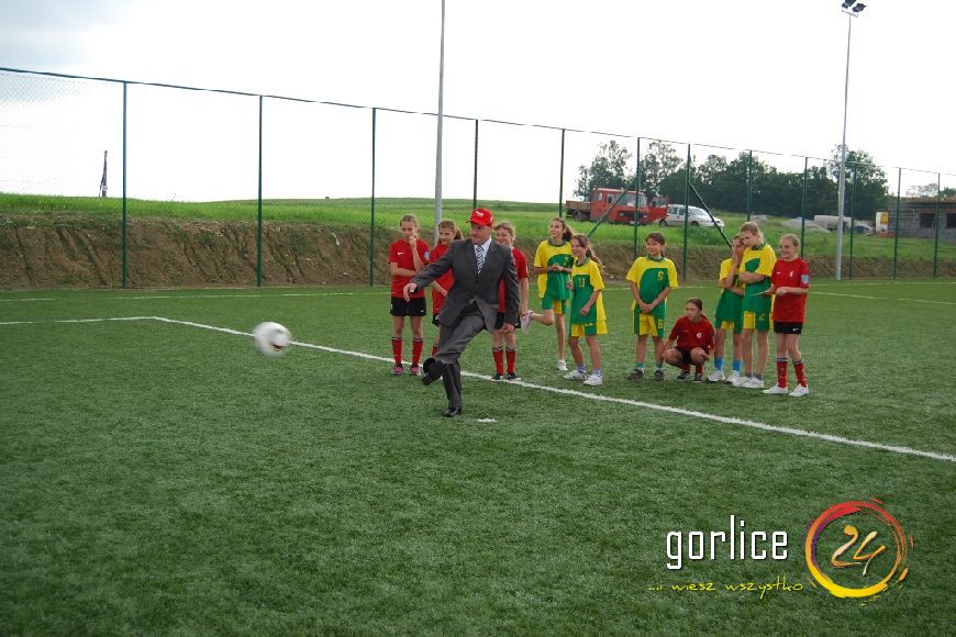 Dzieci i młodzież w Staszkówce cieszą się z Orlika