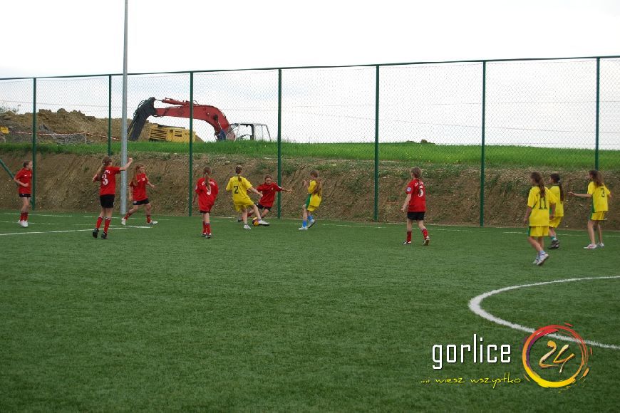 Dzieci i młodzież w Staszkówce cieszą się z Orlika