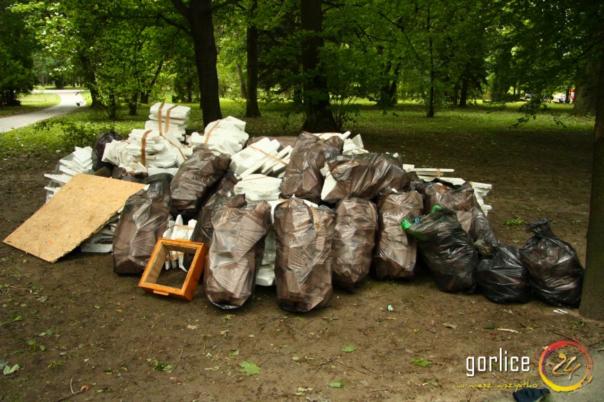 Nasi czytelnicy wysprzątali w parku górę śmieci