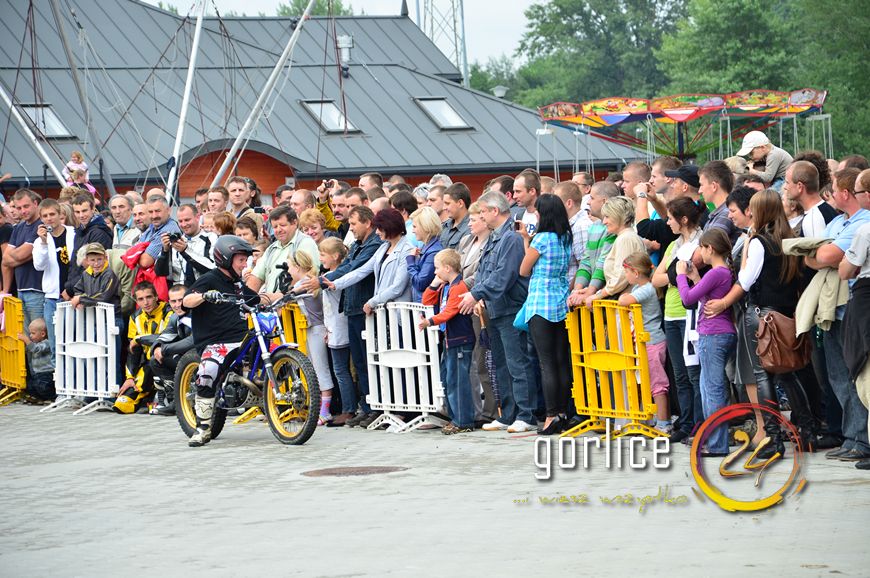 Palili gumę dla dzieciaków (TV GORLICE24)