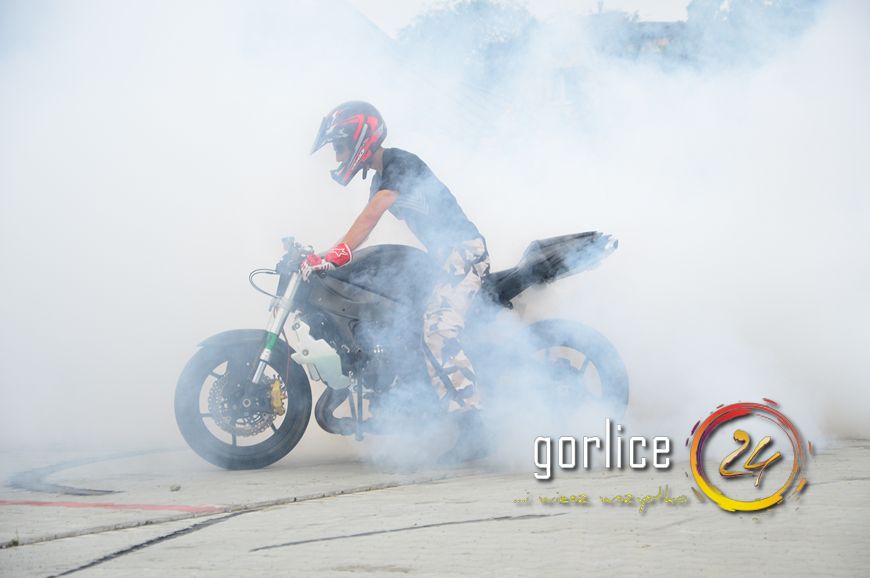 Palili gumę dla dzieciaków (TV GORLICE24)