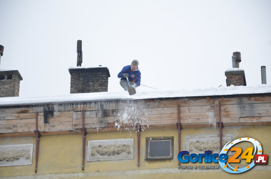 Niebezpieczne sople i śnieg