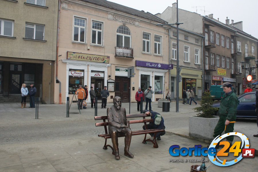 Patrzy na swoją dawną aptekę