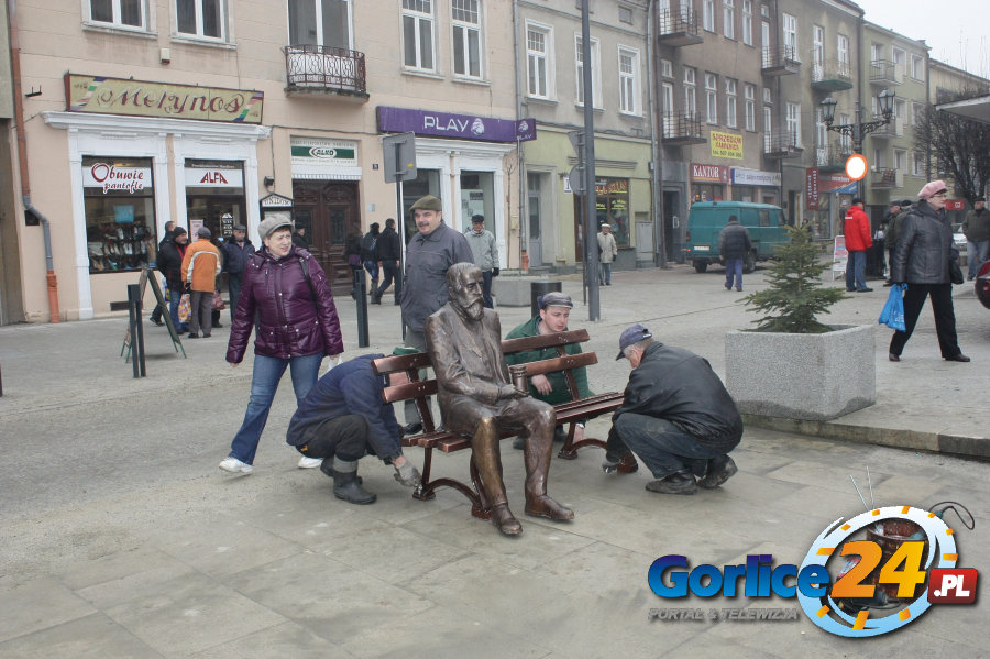 Patrzy na swoją dawną aptekę
