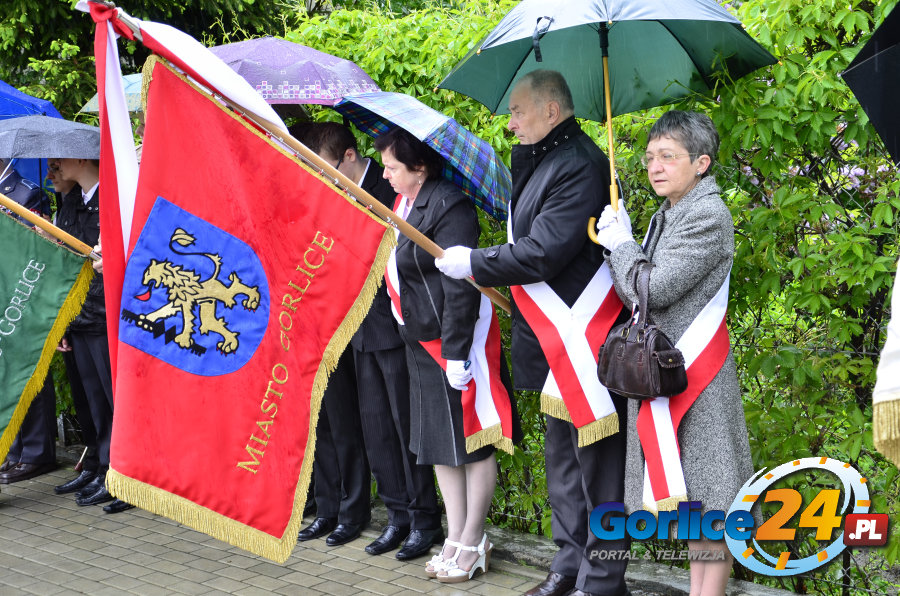 Hołd w strugach deszczu