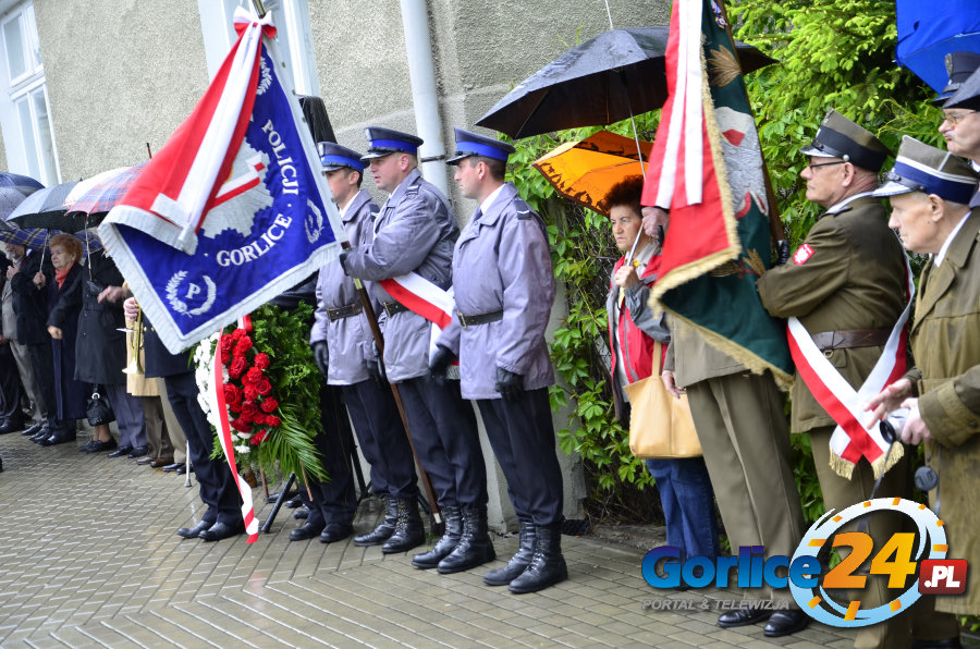 Hołd w strugach deszczu
