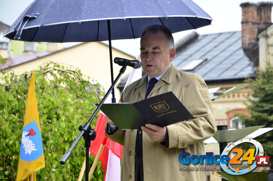 Hołd w strugach deszczu