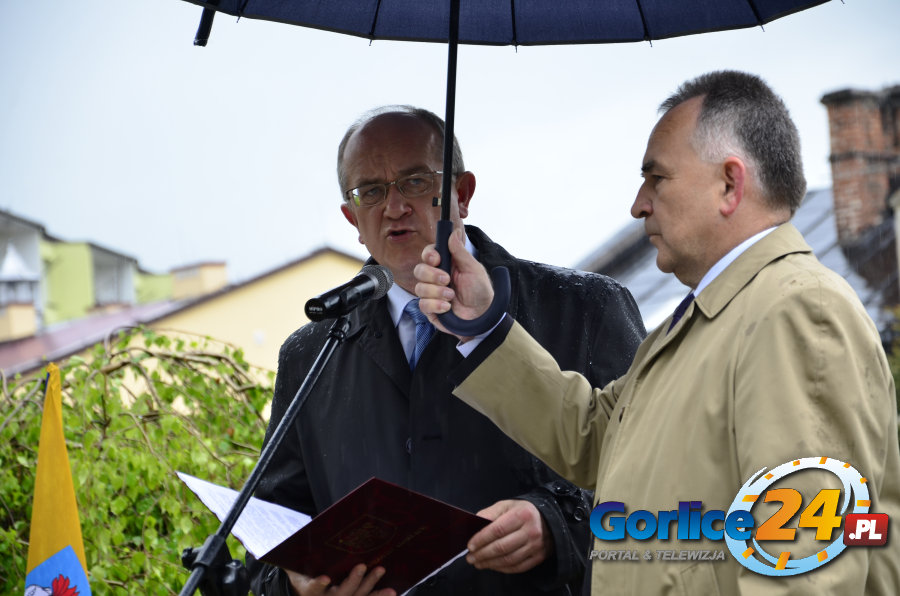 Hołd w strugach deszczu