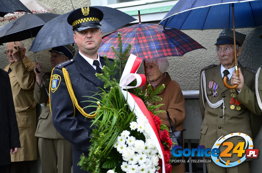Hołd w strugach deszczu