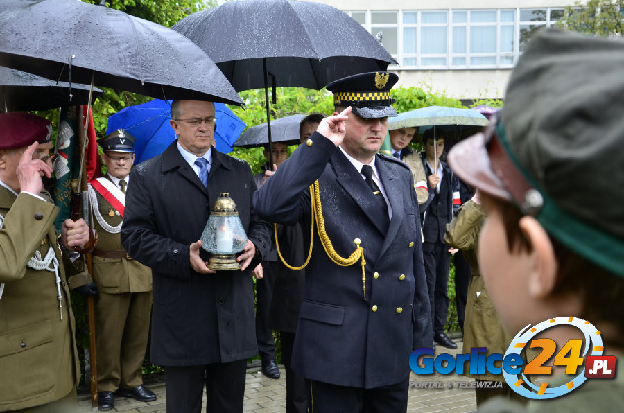 Hołd w strugach deszczu