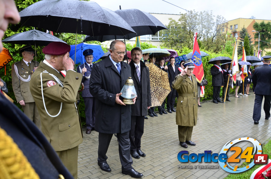 Hołd w strugach deszczu
