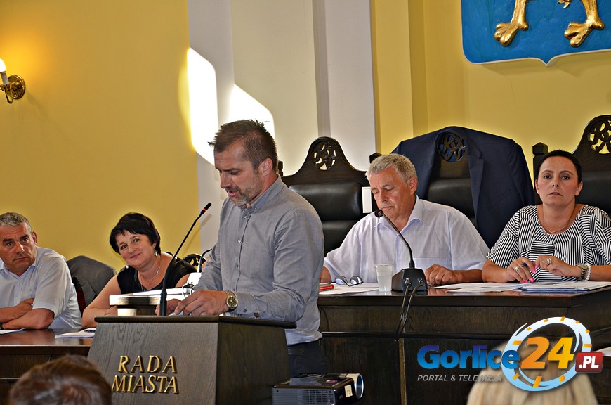 Organ raz bladł, raz czerwieniał