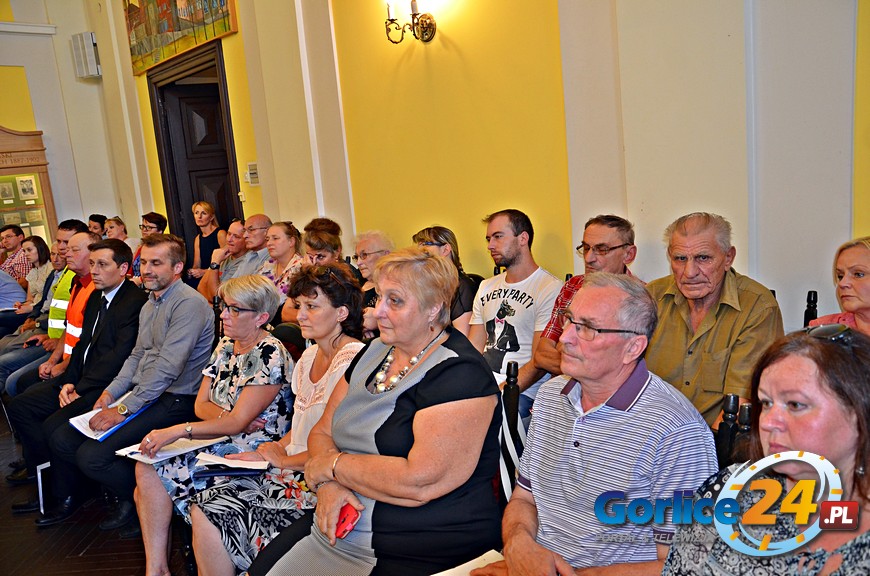 Organ raz bladł, raz czerwieniał