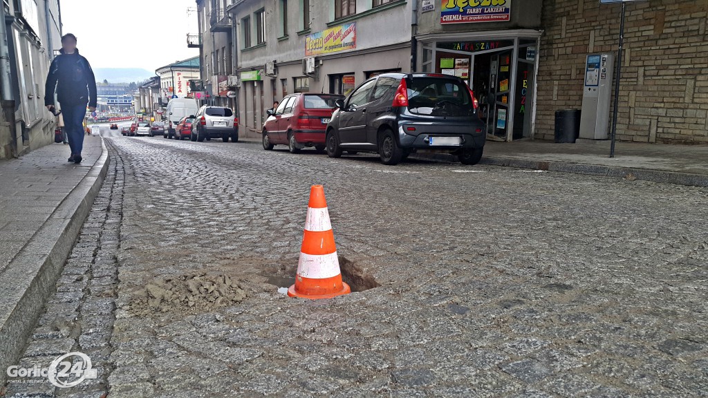Kolejne dziury i zapadliska na ulicach