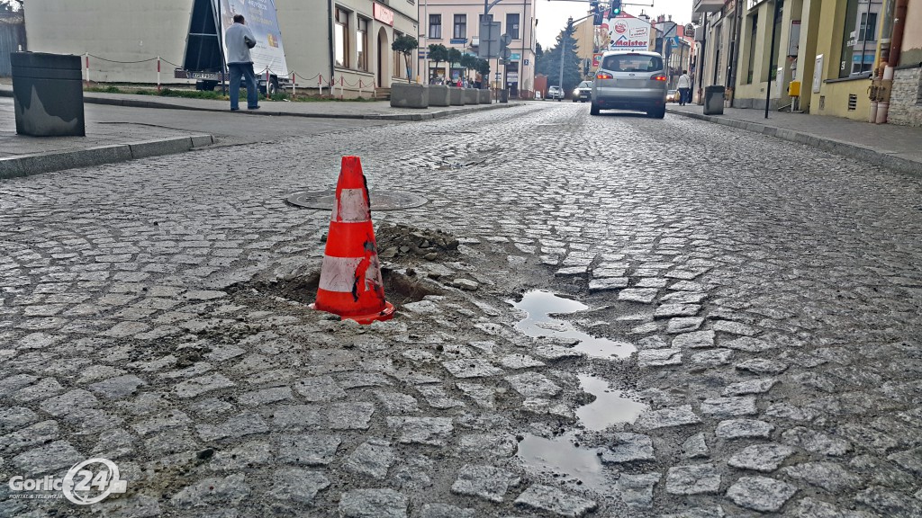 Kolejne dziury i zapadliska na ulicach