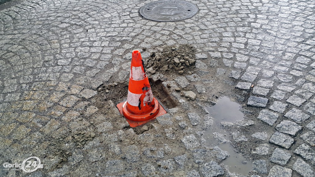Kolejne dziury i zapadliska na ulicach