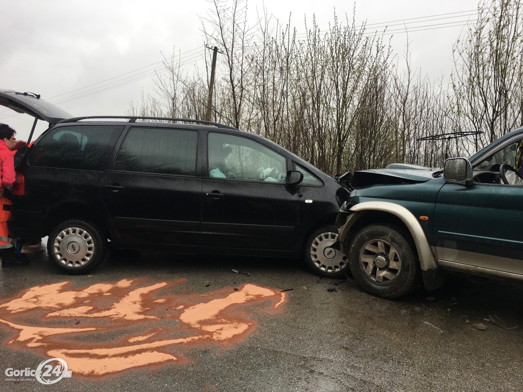 Bystra: czołowe zderzenie Forda i Mitsubishi