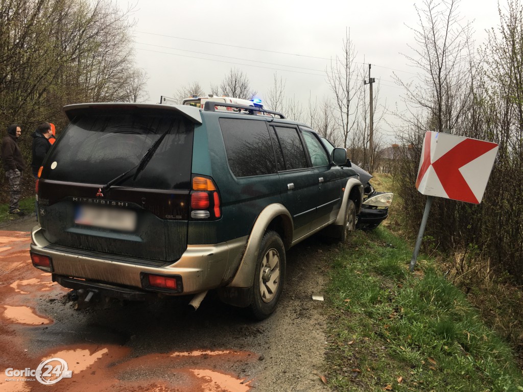 Bystra: czołowe zderzenie Forda i Mitsubishi