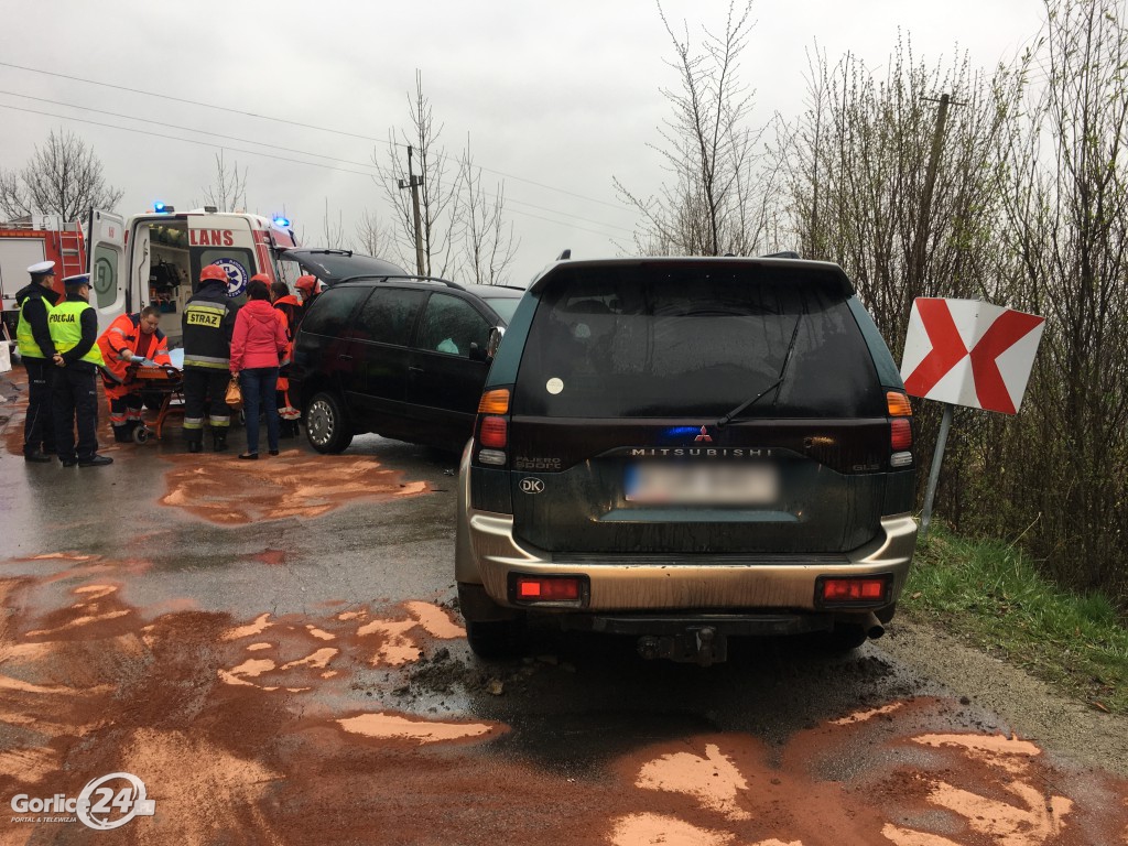 Bystra: czołowe zderzenie Forda i Mitsubishi