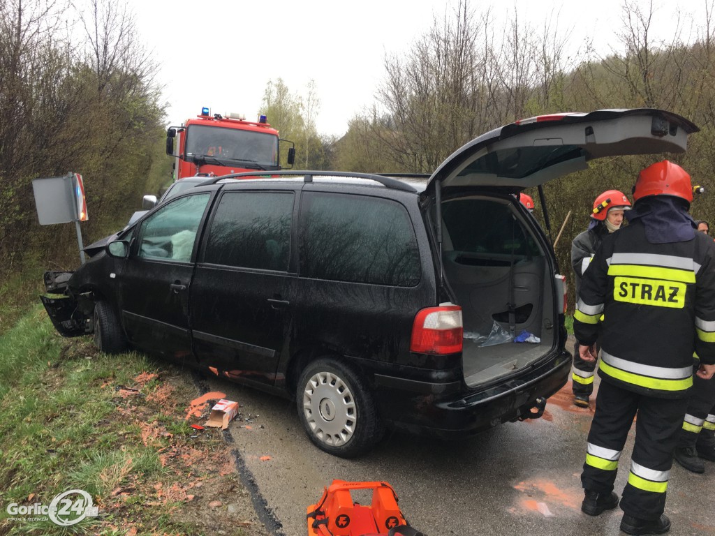 Bystra: czołowe zderzenie Forda i Mitsubishi