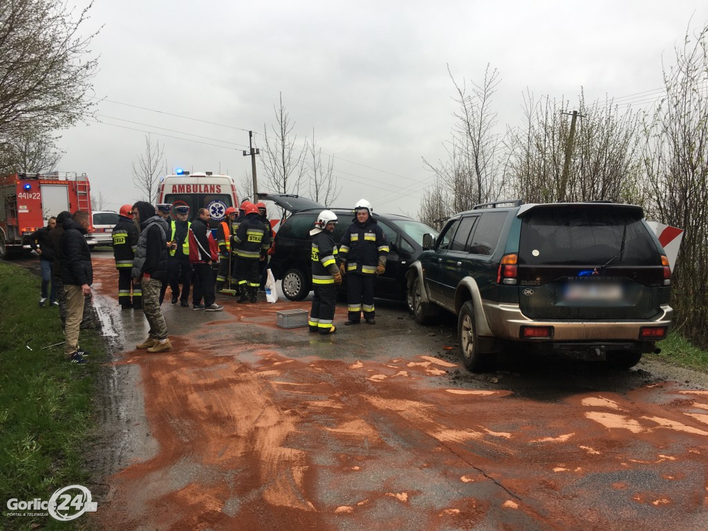 Bystra: czołowe zderzenie Forda i Mitsubishi