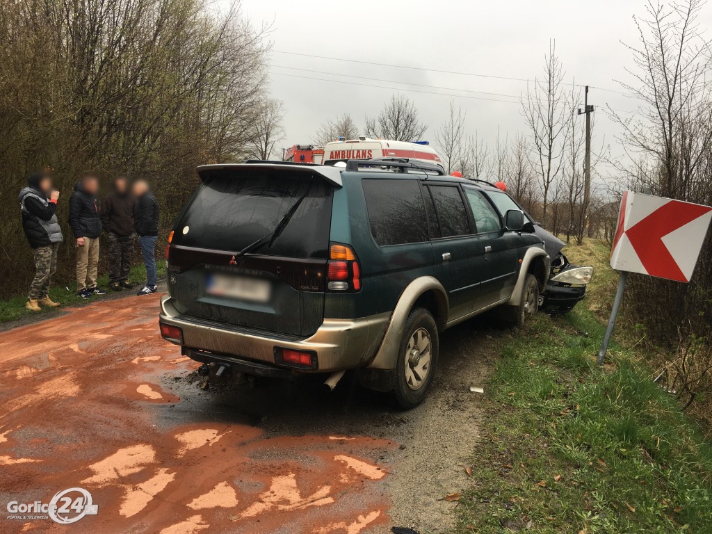 Bystra: czołowe zderzenie Forda i Mitsubishi