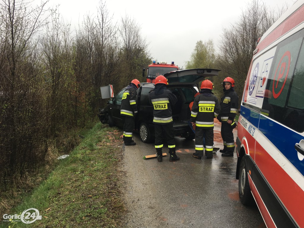 Bystra: czołowe zderzenie Forda i Mitsubishi