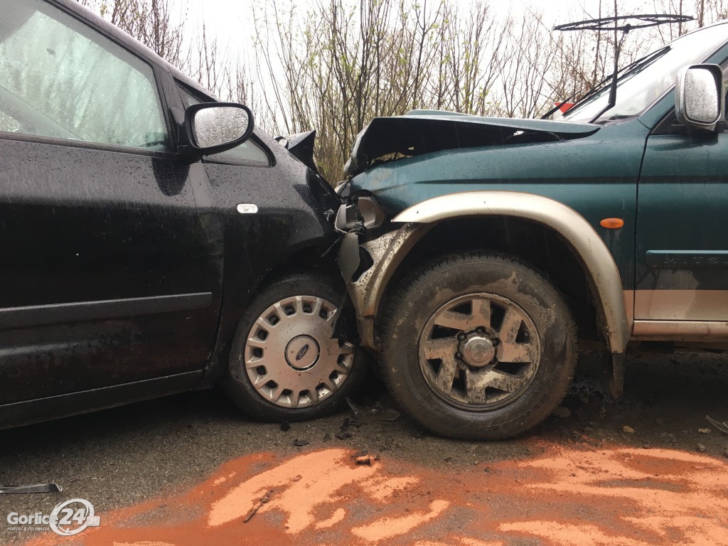 Bystra: czołowe zderzenie Forda i Mitsubishi