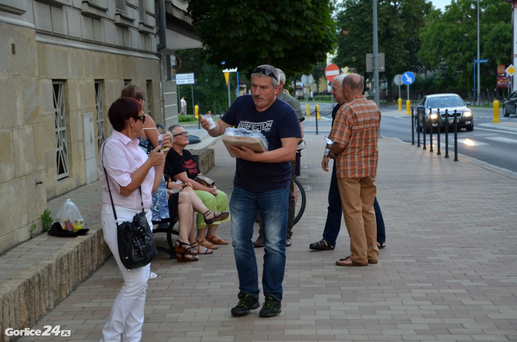 Gorlice: pikieta KOD pod Sądem