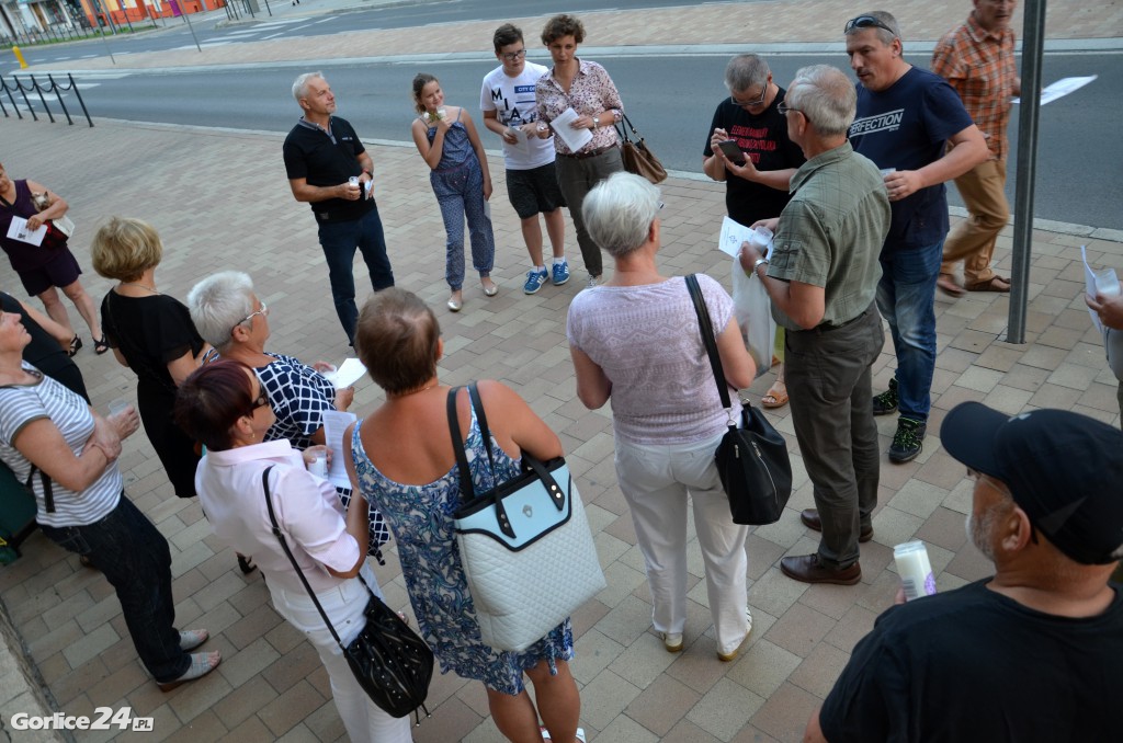 Gorlice: pikieta KOD pod Sądem